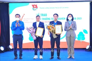 BTC trao Giấy chứng nhận của Ban Bí thư Trung ương Đoàn cho 2 giải tập thể và cá nhân được cộng đồng bình chọn nhiều nhất. Ảnh: TTXVN