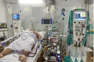 Quá trình hồi sức tích cực ban đầu cho bệnh nhân. Ảnh: Bệnh viện cung cấp.