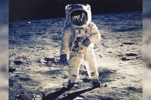 Bức ảnh chụp phi hành gia Buzz Aldrin đi trên Mặt trăng