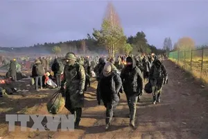 Người di cư tập trung gần cửa khẩu Bruzgi-Kuznic tại khu vực biên giới Belarus-Ba Lan. Ảnh: AFP/TTXVN