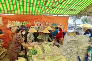 Người dân mua hàng tại điểm bán lưu động của Co.opmart Rạch Giá