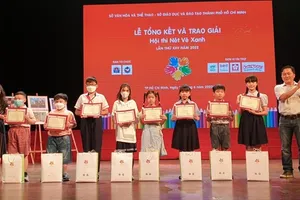 Các bé đoạt giải Nhất cấp tiểu học. Ảnh: THÚY BÌNH