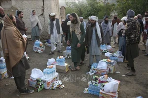 Người dân nhận hàng cứu trợ sau trận động đất tại tỉnh Paktika, Afghanistan, ngày 23-6-2022. Ảnh: THX/TTXVN