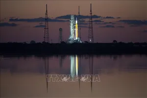 Hệ thống phóng không gian (SLS) mang theo tàu vũ trụ Orion tại bệ phóng 39B ở căn cứ Cape Canaveral, bang Florida (Mỹ). Ảnh: AFP/TTXVN