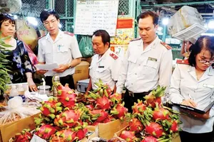 Kiểm tra công tác đảm bảo an toàn thực phẩm tại chợ đầu mối nông sản Thủ Đức. Ảnh minh hoạ: HOÀNG HÙNG