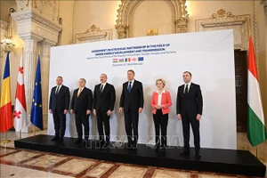 Thủ tướng Romania Nicolae Ciuca, Thủ tướng Hungary Viktor Orban, Tổng thống Azerbaijan Ilham Aliyev, Tổng thống Romania Klaus Iohannis, Chủ tịch Ủy ban châu Âu Ursula von der Leyen và Thủ tướng Gruzia Irakli Garibashvili (từ trái sang phải) tại lễ ký ở Bucharest, Romania, ngày 17-12-2022. Ảnh: AFP/TTXVN