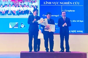 Ban giám đốc ĐH Quốc gia TPHCM khen thưởng cho các tập thể, cá nhân có thành tích xuất sắc trong khoa học năm 2022