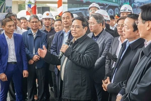 Thủ tướng kiểm tra tiến độ cao tốc Nha Trang – Cam Lâm vào chiều ngày 26-1 (mùng 5 Tết). Ảnh: LÊ KIÊN