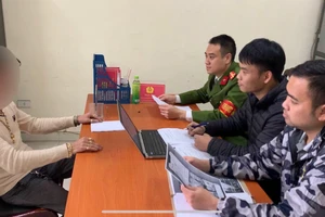 Lực lượng chức năng Công an tỉnh Quảng Ninh làm việc với chủ tài khoản Tiktok phát tán thông tin sai sự thật về Thiếu tướng Đinh Văn Nơi