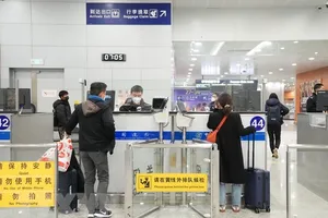 Hành khách xếp hàng để làm thủ tục tại sân bay quốc tế ở Thượng Hải, Trung Quốc, ngày 8-1-2023. Ảnh: THX/TTXVN