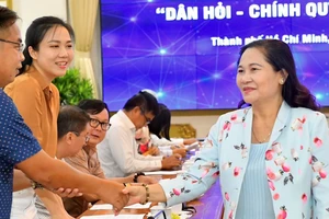 Chủ tịch HĐND TPHCM Nguyễn Thị Lệ động viên Ban tổ chức chương trình "Dân hỏi - Chính quyền trả lời". Ảnh: VIỆT DŨNG 