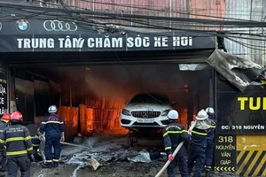 Cháy trung tâm chăm sóc xe hơi, 8 xe bị thiêu rụi