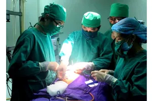 Ê kíp phẫu thuật Bệnh viện Sản Nhi Quảng Ninh thực hiện ca ghép sọ não cho bé trai mới 37 ngày tuổi