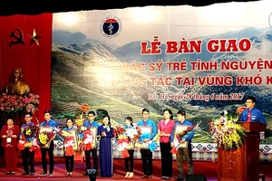  Bộ Y tế tổ chức lễ bàn giao 7 bác sĩ trẻ vừa tốt nghiệp khóa đào tạo bác sĩ chuyên khoa cấp I tình nguyện về công tác tại miền núi, vùng sâu, vùng xa