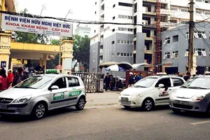 Dịch vụ taxi tại 6 bệnh viện lớn ở Hà Nội bị tố “chặt chém” người bệnh