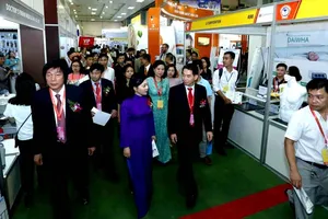 Bộ trưởng Bộ Y tế Nguyễn Thị Kim Tiến thăm quan các gian hàng tại triển lãm VietNam Medi - Pharm 2018