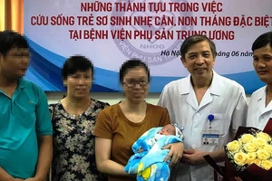 PGS.TS Vũ Bá Quyết, Giám đốc BV Phụ Sản Trung ương cùng với gia đình của bé gái bị sinh non