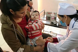 Tiêm vaccine cho trẻ nhỏ tại Trạm Y tế Phú Nghĩa