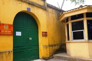 Bắt quản giáo tuồn điện thoại vào buồng giam, thu cước "cắt cổ"