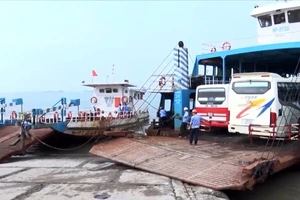 Bến phà Gót bán vé quay vòng trục lợi 60 triệu đồng mỗi ca