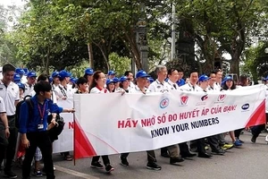 Hàng ngàn người dân thủ đô tham gia Chương trình đi bộ "Vì sức khỏe tim mạch" 