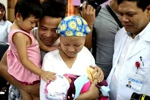 Mẹ con bé Bình An ra viện - Điều kỳ diệu và hạnh phúc