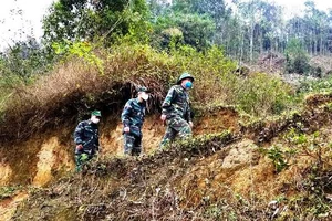 Những người lính quân hàm xanh căng mình “chống giặc” Covid-19