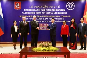 Hà Nội tặng Mátxcơva một lượng lớn khẩu trang y tế chống dịch Covid-19