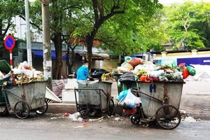 Hà Nội "ngộp thở" vì ùn ứ rác thải 