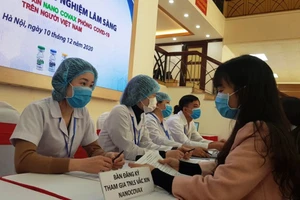 Hơn 30 người tình nguyện tiêm vaccine phòng Covid-19 trong ngày thử nghiệm lâm sàng đầu tiên