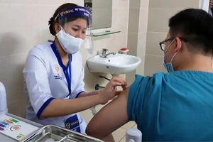 Gần 16.000 người được tiêm vaccine Covid-19, tiếp tục có phản ứng sốt, sưng đau, phát ban