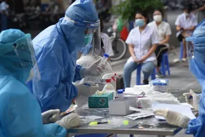 Hà Nội phát hiện 5 ca mắc mới Covid-19 ở cộng đồng, phong tỏa, xét nghiệm hàng ngàn người