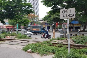 Tàu hỏa va chạm với xe đạp điện, 2 học sinh thương vong