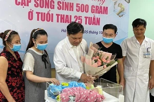 Lần đầu tiên, Việt Nam nuôi dưỡng thành công cặp song sinh rất non, chỉ nặng 500g