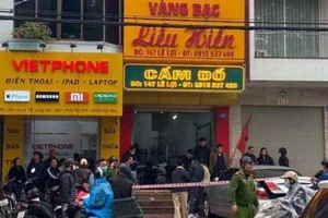 Lực lượng chức năng phong tỏa hiện trường vụ cướp tiệm vàng