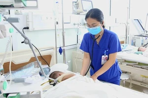 Bé 2 tuổi bị di chứng viêm màng não, liệt toàn thân sau nhiễm Adenovirus