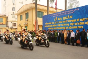 Hà Nội cưỡng chế, xử lý mọi vi phạm để giành lại vỉa hè cho người đi bộ 