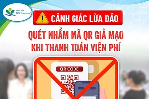 Dán mã QR giả tại quầy thu viện phí để lừa đảo