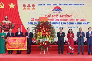 Tặng Huân chương Lao động hạng Nhất cho quận cửa ngõ đông bắc của Thủ đô