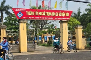 Học sinh phải đi học vào ngày nghỉ lễ Giỗ Tổ để thầy cô nghỉ dạy cuối tuần đi đám cưới con hiệu trưởng 