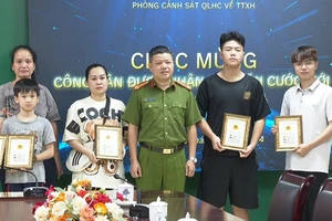  Hà Nội trao thẻ căn cước mới cho những công dân nhỏ tuổi đầu tiên