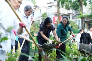 Bí thư Thành ủy Hà Nội cùng với người dân tổng vệ sinh môi trường sau bão lũ