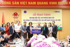 VNVC trao tặng Bộ Y tế 500.000 liều vaccine phòng sởi 