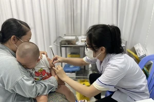 Tiêm vaccine sởi đầy đủ cho trẻ em nhằm phòng ngừa dịch sởi