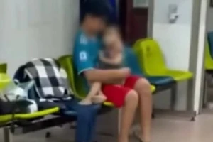 Hình ảnh cháu M.T.A. được đưa tới cấp cứu tại Bệnh viện Đa khoa tỉnh Nam Định