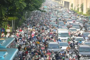 Nội thành Hà Nội thường xuyên bị ùn tắc và ô nhiễm do quá tải ô tô, xe máy chạy xăng, dầu