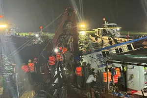 Vụ lật tàu trên vịnh Hạ Long: Trắng đêm cứu nạn, cứu hộ, tìm thấy 48 nạn nhân