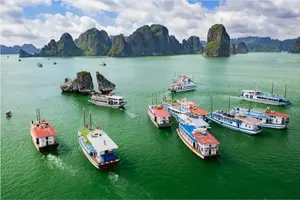 Nhiều tàu du lịch ở vịnh Hạ Long lắp thêm thiết bị liên lạc AIS sau vụ lật tàu Vịnh Xanh 58