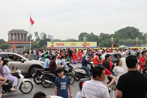Từ trưa 21-8 đã có rất đông người dân tập trung ở khu vực Quảng trường Ba Đình để chờ xem hợp luyện của lực lượng diễu binh, diễu hành A80