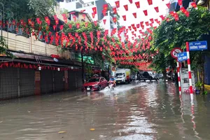 Vì sao Hà Nội ngập lụt diện rộng dù bão số 5 không ảnh hưởng trực tiếp?